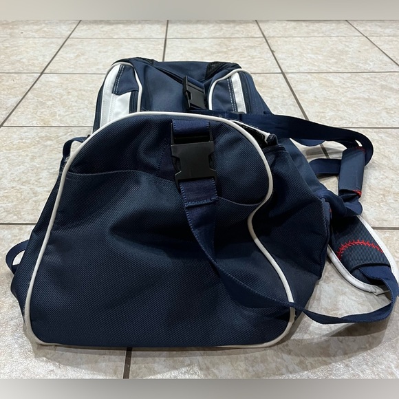 Genuine Major League Baseball (MLB) New New York Yankees 21” Duffel Bag - Logos - Picture 5 of 6